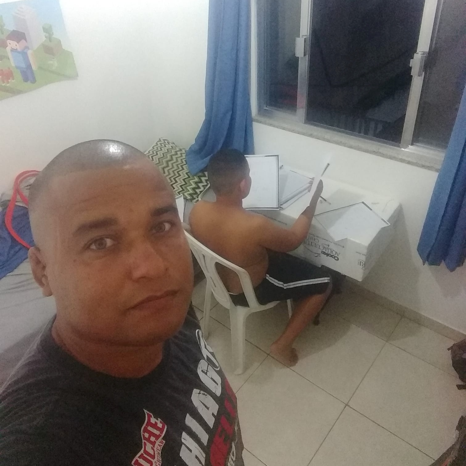 Pai viraliza ao fazer filho copiar lição atrasada: 