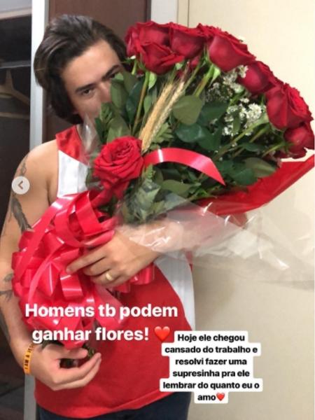 Pode isso, Arnaldo? Pode: Whindersson ganha flores de mulher - Reprodução/Instagram/Instagram Stories