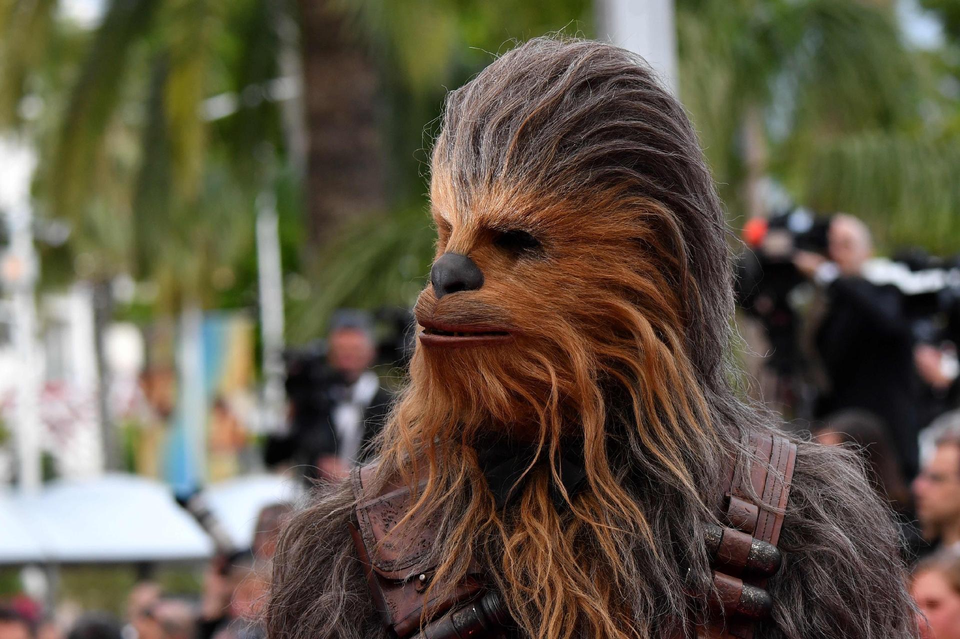 Os atros de "Han Solo: Uma história Star Wars" compareceram ao tapete vermelho do filme em Cannes, com direito a desfile de Stormtrooper e até do Chewbacca - AFP