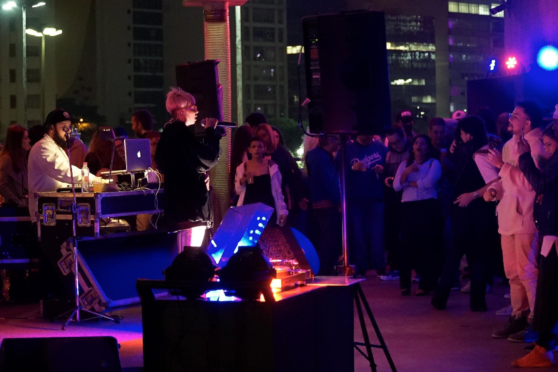 Cantora de R&B Altniss, nova aposta da produtora Boogie Naipe - Cinematik Studios