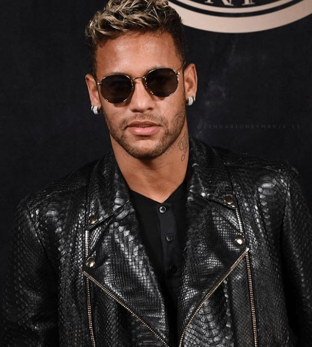 Pouco antes disso, ele havia mostrado uma versão em que o corte mais geométrico estava marcado por luzes vibrantes ao centro. - Reprodução/Instagram