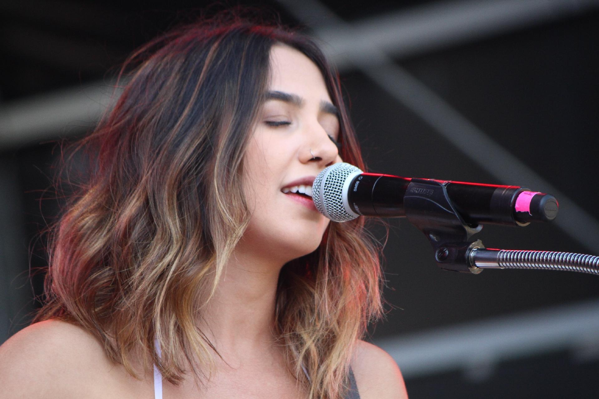 A dupla Anavitória se apresenta no palco Music Valley na abertura do festival Rock in Rio Lisboa em 2018 - Felipe Branco Cruz/UOL