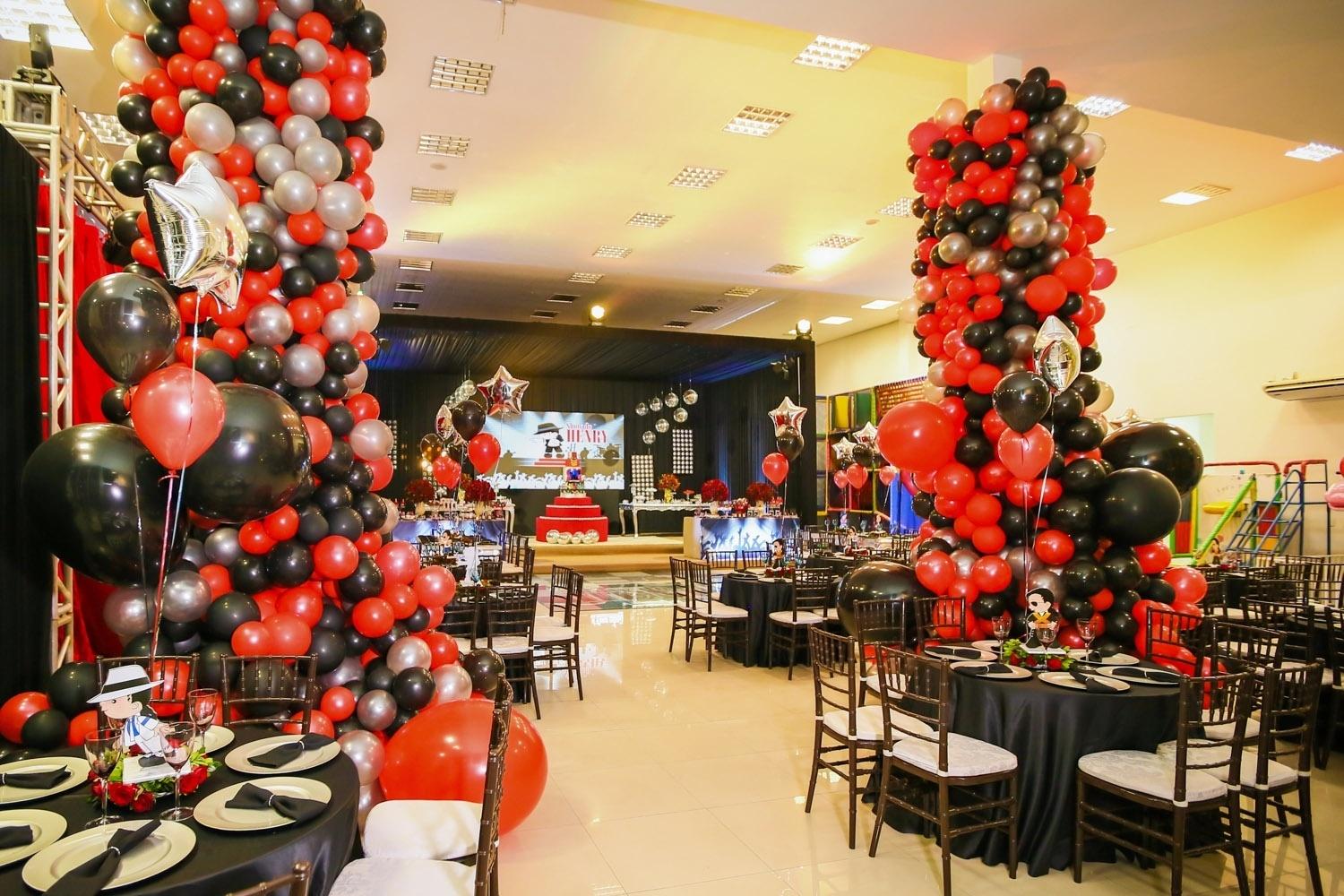 Mais de 10 mil balões foram usados na decoração com direito a bolo de cinco andares com efeitos de luz e movimento na festa de 4 anos de Henry, filho de Simone e Kaká Diniz - Guirlanda Lima/Brazil News