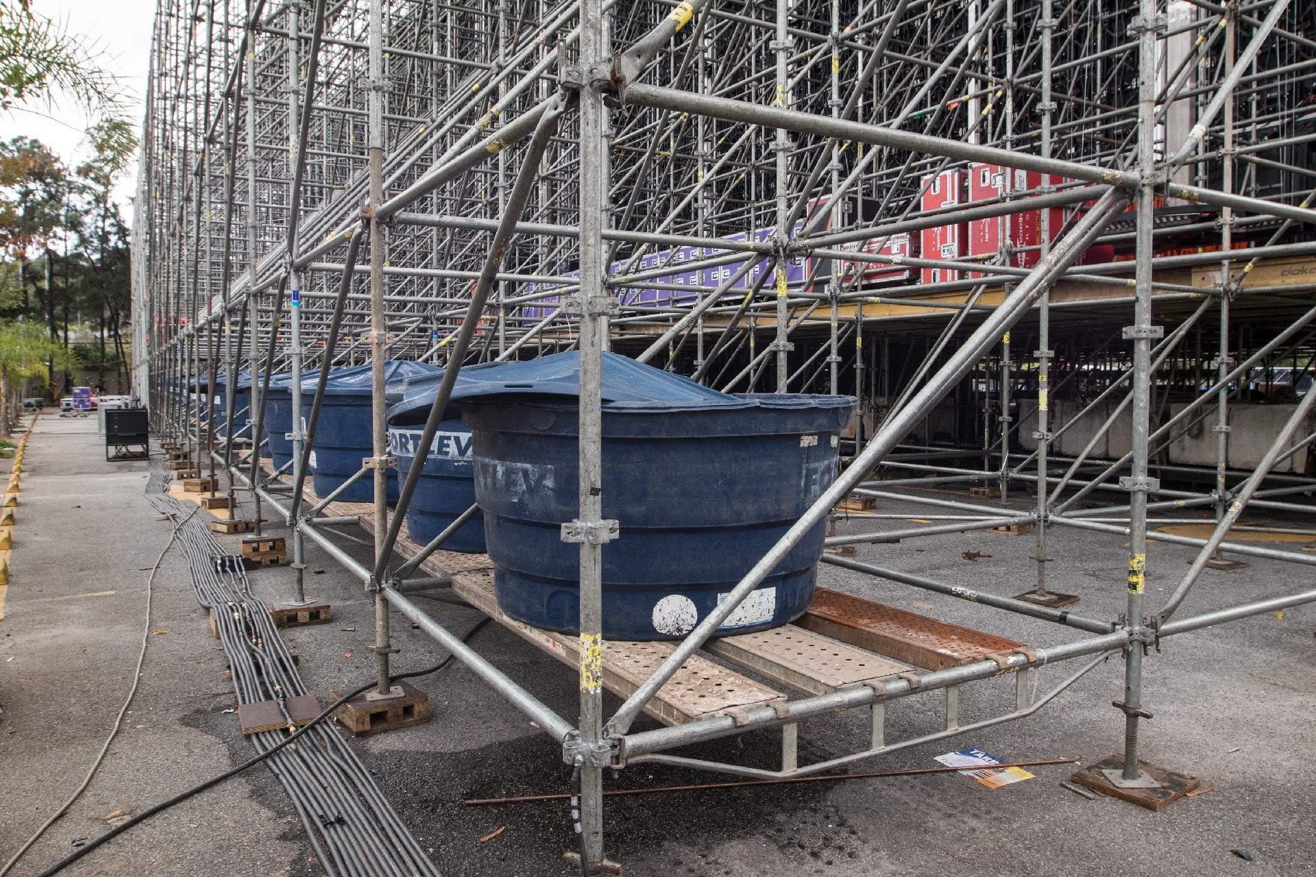 Detalhe da montagem do palco de Roger Waters, montado para ensaio técnico no Credicard Hall, zona sul de São Paulo - Simon Plestenjak/UOL