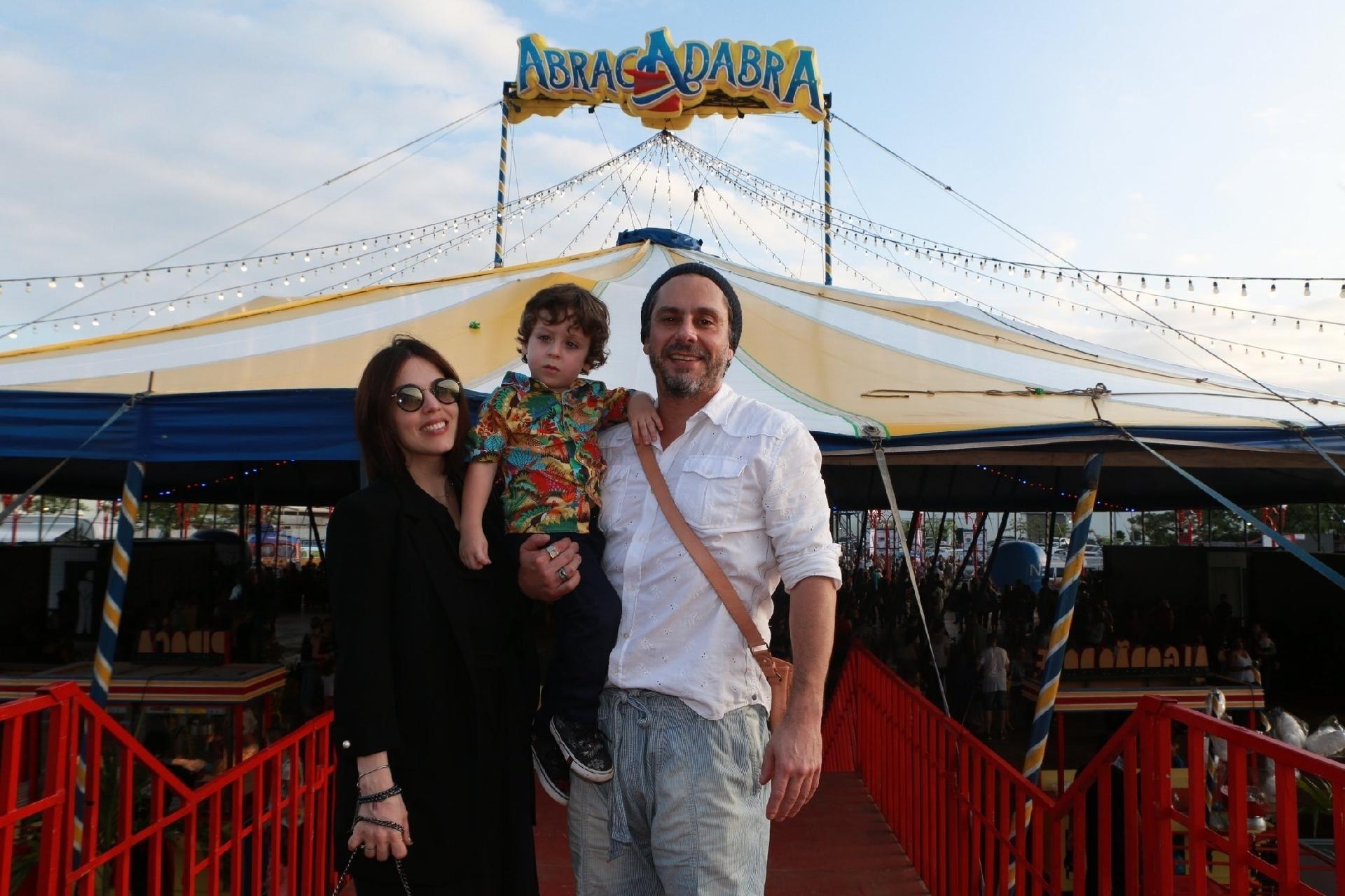 No feriado do Dia das Crianças é de lei diversão e muita alegria entre pais e filhos pequenos. E foi exatamente isso que fizeram os casais Sophie Charlotte e Daniel de Oliveira, e Alexandre Nero e Karen Brusttolin. Eles marcaram presença nesta sexta-feira (12) em uma circo localizado na Barra da Tijuca, no Rio de Janeiro - AgNews