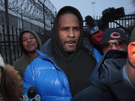 R. Kelly deixa a prisão após depositar 10% de sua fiança fixada em US$ 1 milhão por dez acusações de abuso sexual - Scott Olson/Getty Images