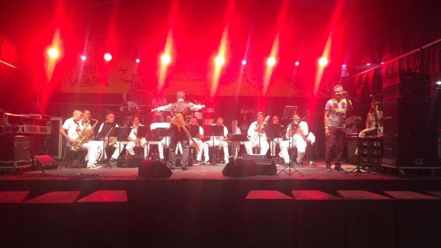 Orquestra se apresenta no Rio Vermelho: reduto boêmio de Salvador passou a integrar programação da festa - Alexandre Santos / UOL