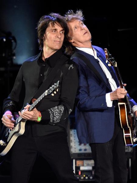 Rusty Anderson e Paul McCartney durante apresentação - Kevin Mazur/Getty Images