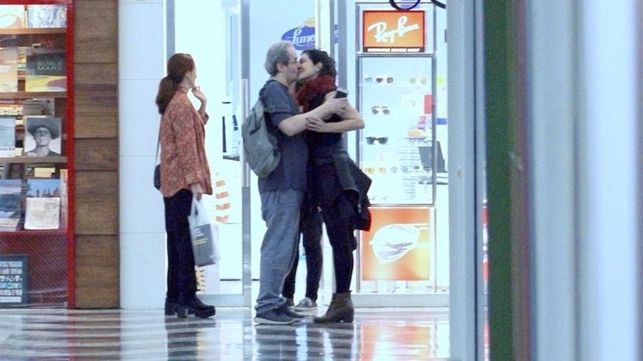 Letícia Sabatella e Daniel Dantas se beijam em passeio no Shopping da Gávea, zona sul do Rio - Rodrigo Adão/ AgNews