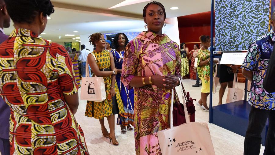 Mulheres visitam exposição sobre o tecido wax, em Abdijan (Costa do Marfim) - AFP