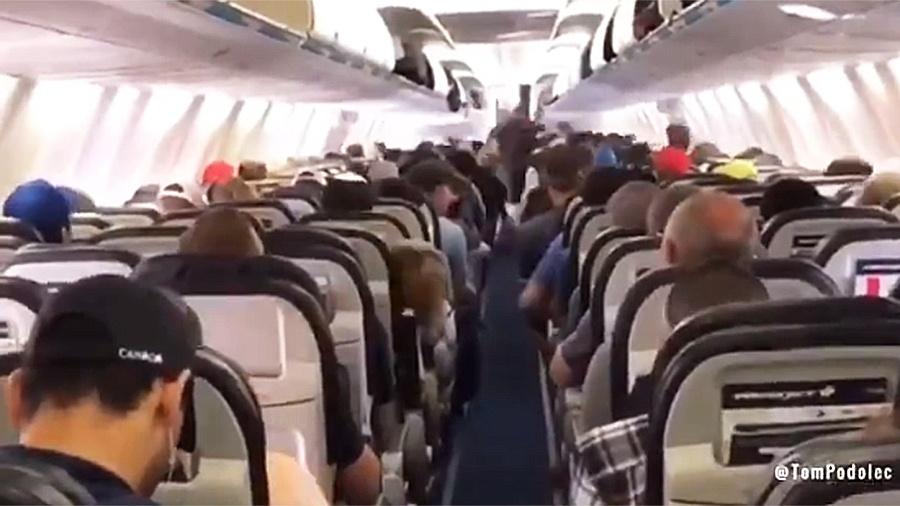 Vídeo gravado por comissária de bordo em voo da WestJet e divulgado no Twitter - Reprodução