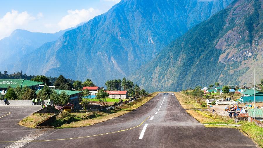 O aeroporto de Tenzing-Hillary fica no Nepal e possui uma pista desafiadora para os pilotos - Olga_Gavrilova/Getty Images
