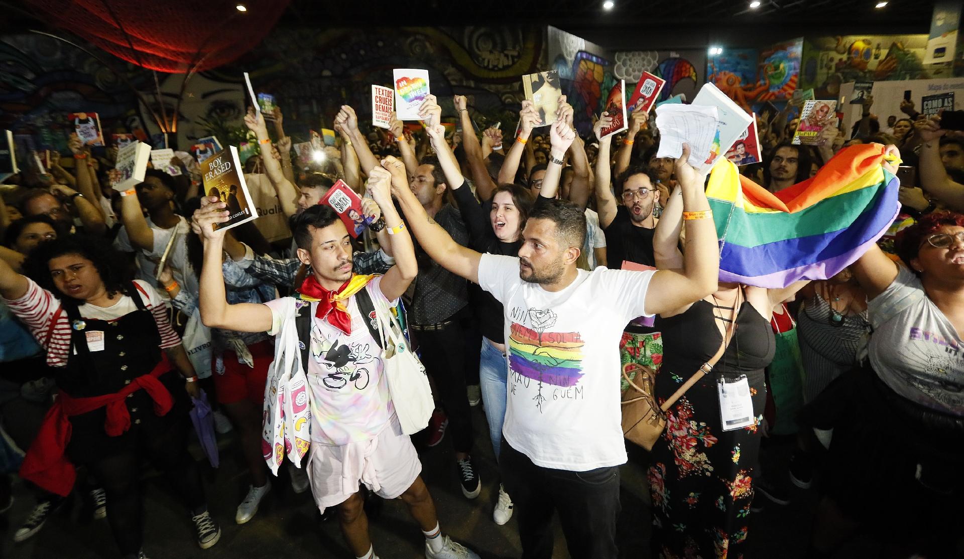 7.set.2019 - Manifestantes lotaram a Bienal do Rio em protesto contra o prefeito Marcelo Crivella, que mandou fiscais recolherem HQs que traziam a imagem de um beijo gay - Marcelo de Jesus/UOL