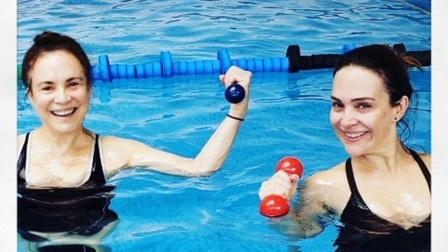 Regina e Gabriela Duarte posaram realizando exercícios na piscina - Reprodução/Instagram