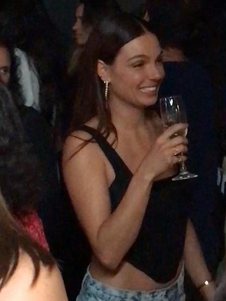 Isis Valverde brindando na festa de Amor de Mãe - UOL - UOL