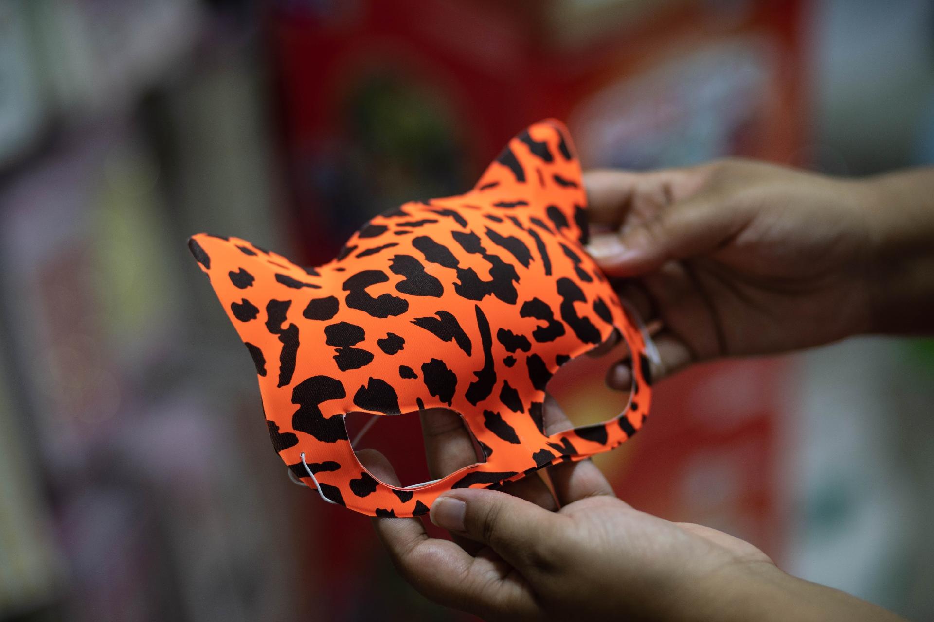 ******INTERNET OUT******* Rio de Janeiro, Rj, BRASIL. 05/01/2020; Fantasias e acessorios no Saara com estampas de animais é tendencia no carnaval deste ano apos a cantora Anitta usar esse tipo de vestimenta em seus shows. ( Foto: Ricardo Borges/UOL) ATENCAO: PROIBIDO PUBLICAR SEM AUTORIZACAO DO UOL - Ricardo Borges/UOL