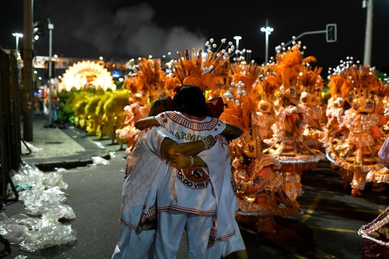 Registros da concentração mostram integrantes da Viradouro se preparando para brilhar na Sapucaí - Lucas Landau/UOL