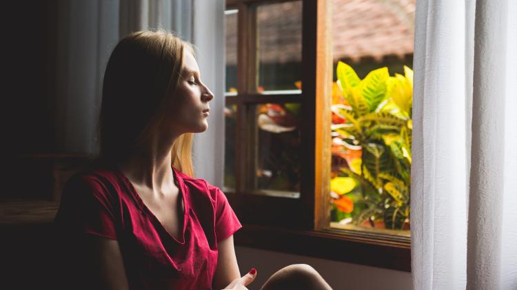 Um espaço tranquilo e livre de distrações pode facilitar a concentração, especialmente para quem está começando a meditar