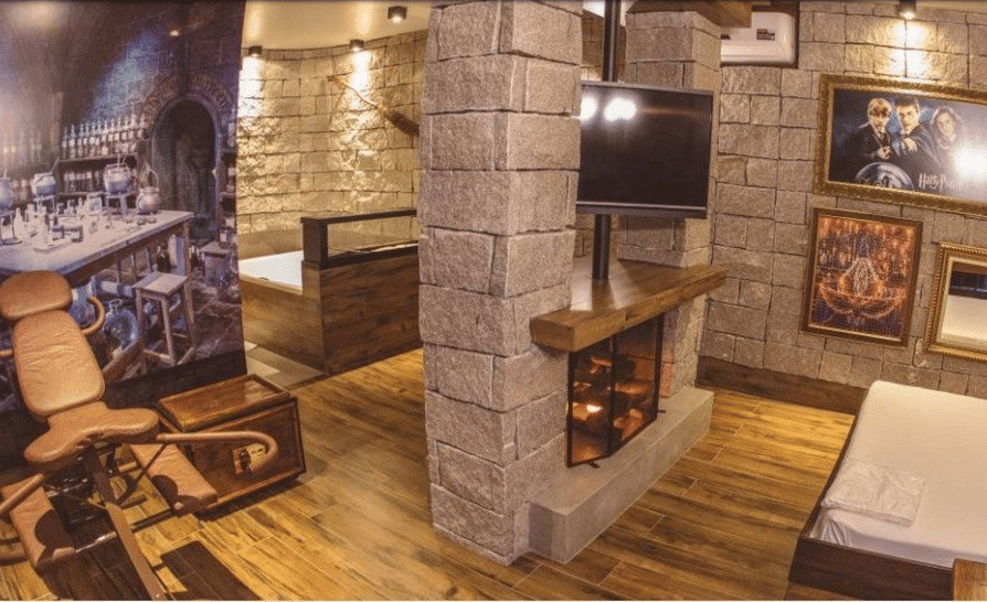 Motel em Ponta Grossa, no Paraná, faz quarto temático do Harry Potter com objetos inspirados na saga de J.K. Rowling - Reprodução/Facebook