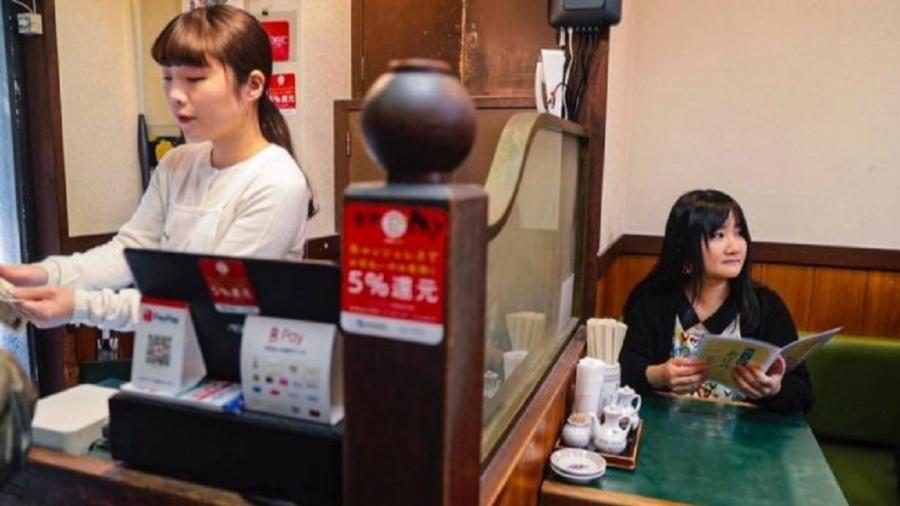 Cada vez mais os japoneses estão se sentindo à vontade para sair ? e serem vistos ? sozinhos - SHIHO FUKADA E KEITH BEDFORD