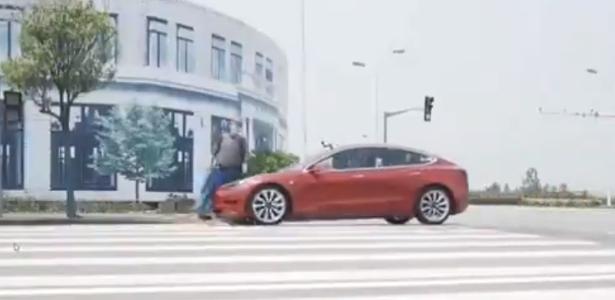 Veja o vídeo | Tesla não vê 'pedestre' e atropela boneco em demonstração na China