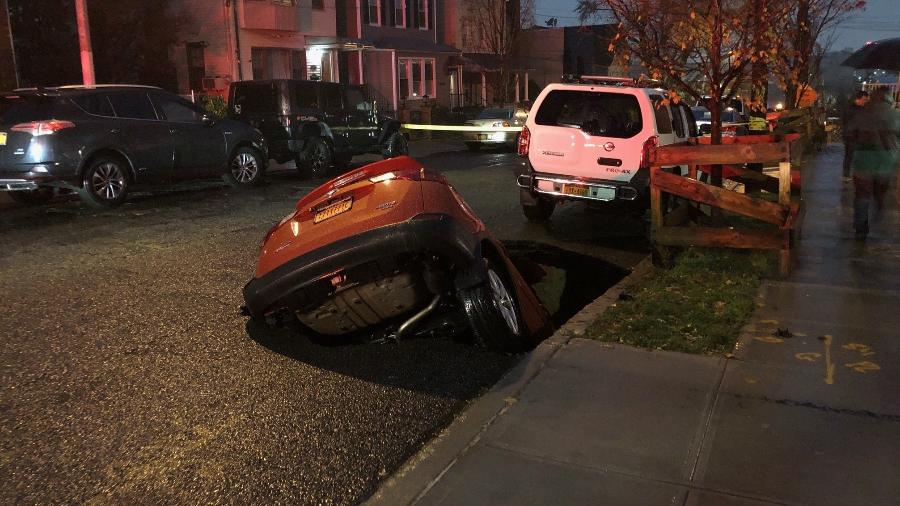 Veículo pertencia a Thupten Topjy, motorista particular, que não se feriu - @BobHoldenNYC/Twitter