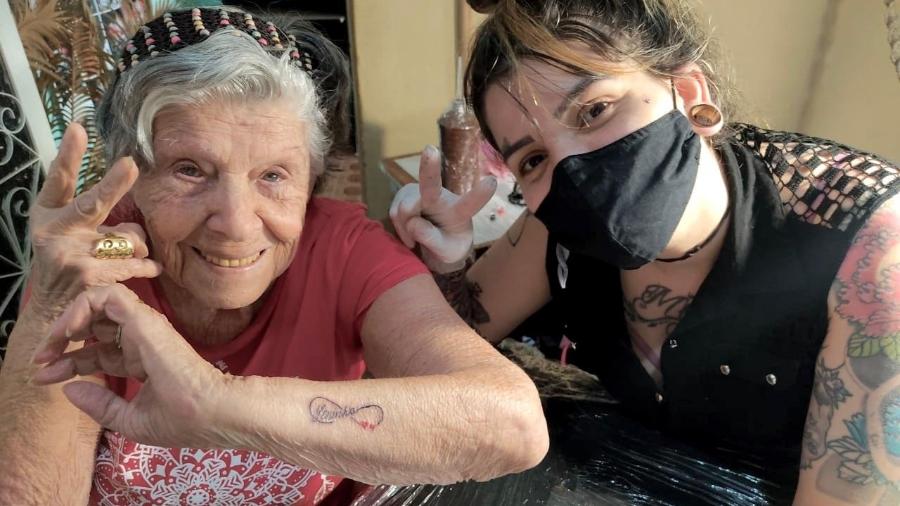 Dona Lenimar homenageou filha que morreu de covid fazendo uma tatuagem - Reprodução/ Arquivo Pessoal/ Iuli Callado Joia