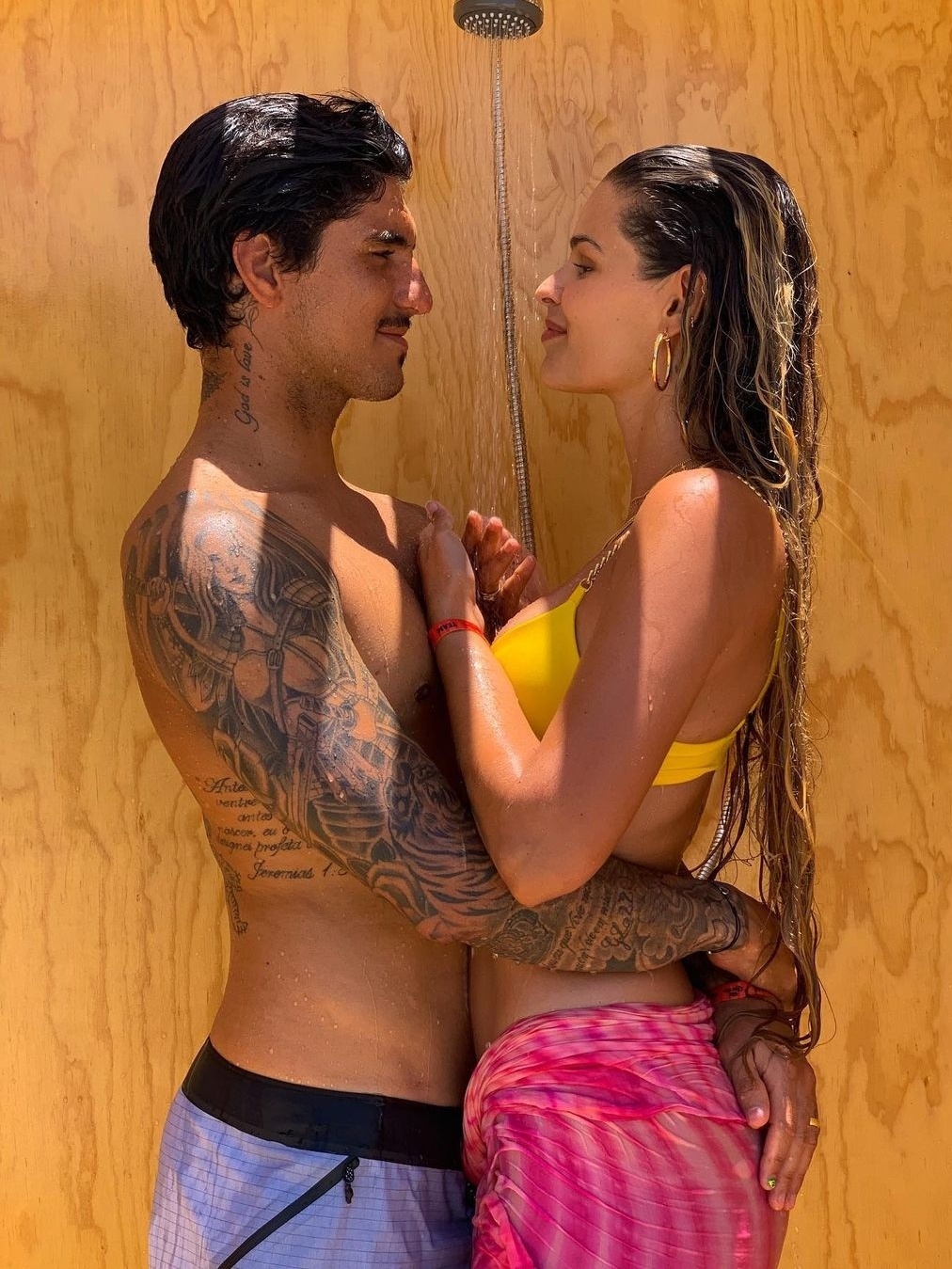 Mãe de Gabriel Medina ataca Yasmin Brunet e a compara a atriz pornô