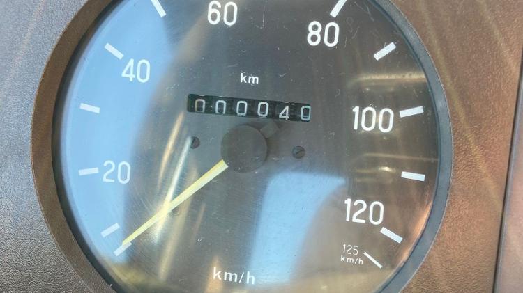 Hodômetro do Mercedes-Benz 1618 guardado desde 1990 marca apenas 40 km rodados