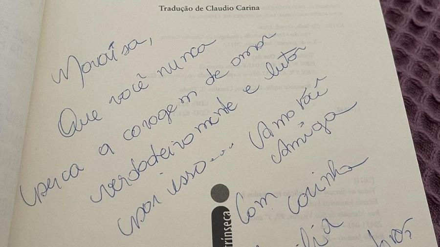 Livro de romance que Maraisa ganhou de Marília Mendonça - Reprodução/Instagram