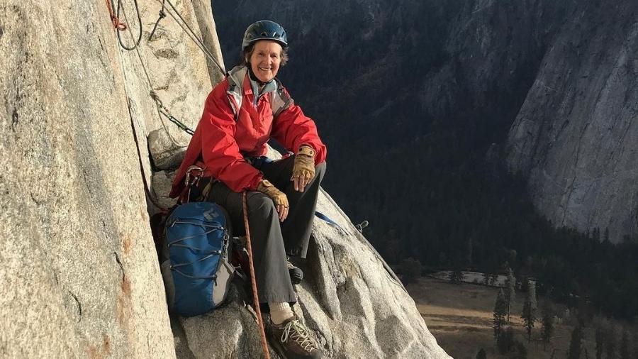 Dierdre Wolownick, mãe do reconhecido escalador Alex Honnold, venceu o famoso pico do Yosemite, na Califórnia, em seu aniversário de 70 anos - Reprodução/Instagram