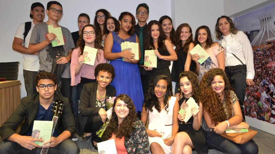 Professora Gina com alunos no lançamento do livro "Mulheres Inspiradoras" - Arquivo pessoal