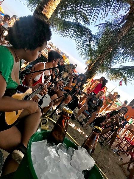 O grupo Mulheres do Samba Notícias se apresenta todos os sábados na Pedra do Sal, no centro do Rio de Janeiro - Divulgação