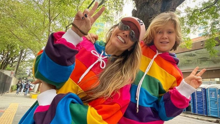 A apresentadora Adriane Galisteu ao lado do filho, Vittorio na 26ª Parada do Orgulho LGBT+ em São Paulo - Reprodução/Instagram
