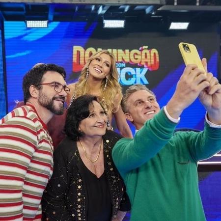 Lívia Andrade ao lado de Padre Fábio de Melo, Dona Déa Lúcia e Luciano Huck