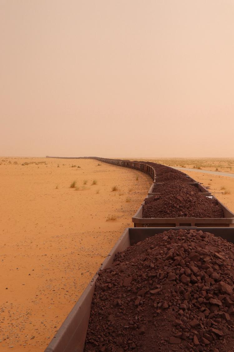 O trem tem dezenas de vagões e passa horas cruzando o deserto - Arquivo pessoal - Arquivo pessoal