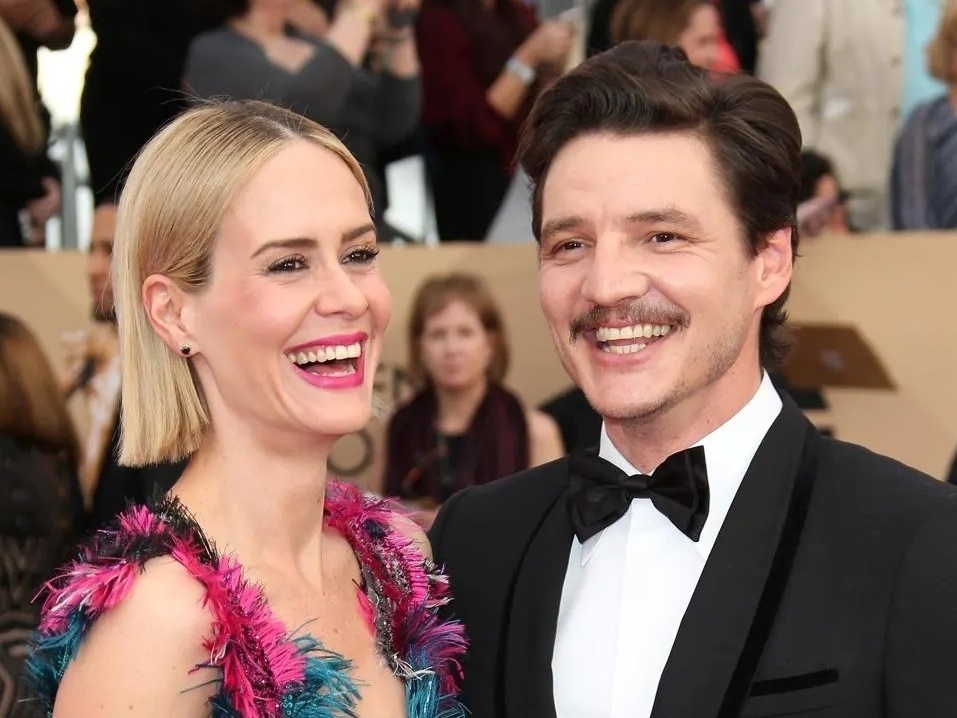 Sarah Paulson conta que emprestava dinheiro a Pedro Pascal: Para