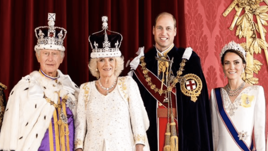 Rei Charles 3º, rainha Camilla, príncipe William e princesa Catherine no retrato oficial da coroação