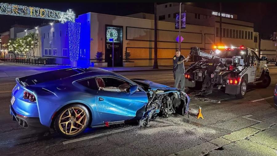 Michael B. Jordan bate Ferrari em Los Angeles