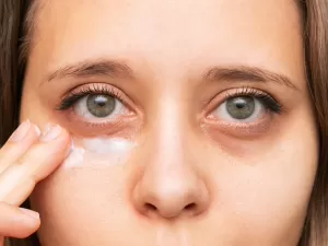 Adeus, inchaço: 7 produtos para os olhos que prometem suavizar olheiras