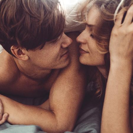 Casal feliz na cama - Getty Images