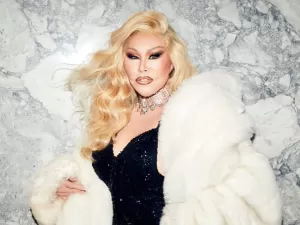 Famosa por plásticas, Jocelyn Wildenstein faz aparição rara com o noivo