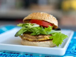 Hambúrguer de atum tem menos gordura que patê e é opção para jantar leve