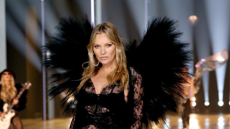 Kate Moss relembrou ensaio de topless aos 15 anos