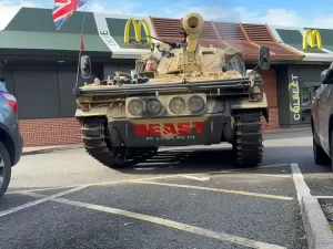 Homem usa tanque de guerra para pedir lanche no McDonald's; veja