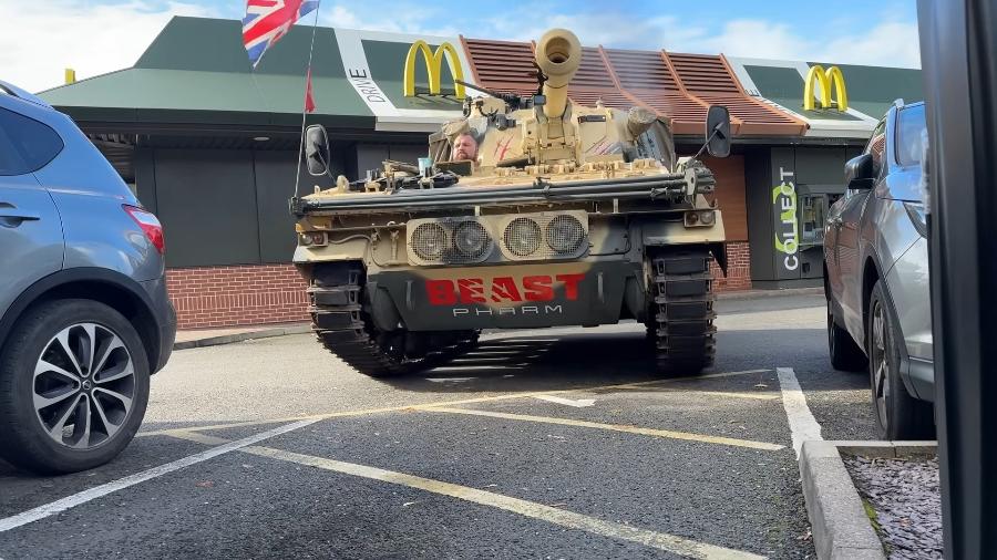 Homem vai ao McDonald's com tanque de guerra