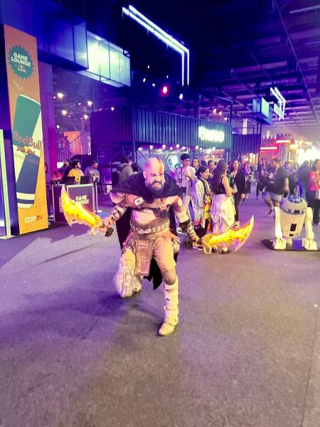 O coordenador de TI, Cristiano Nobre, 43, gastou cerca de R$ 5 mil com cosplay de Kratos na CCXP 2024