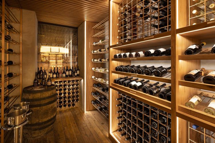A adega de vinhos, toda mineira, do Trintaeum A adega de vinhos, toda mineira, do Trintaeum