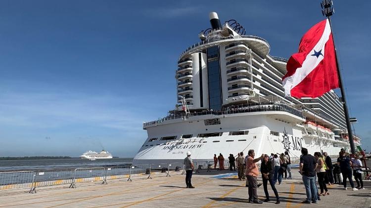 Navios de cruzeiro atracam no Porto de Outeiro Navios de cruzeiro atracam no Porto de Outeiro