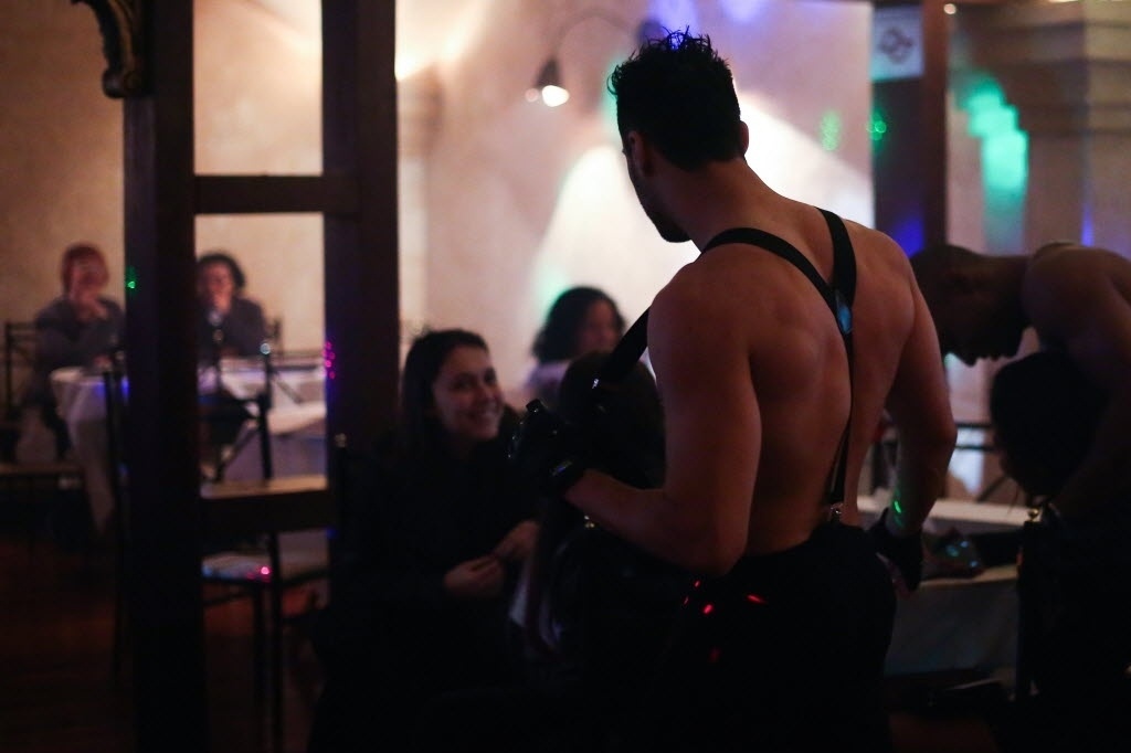 25;jul.2015 - Fãs de "Cinquenta Tons de Cinza" fazem dança sensual durante a Convenção 50 Tons de Grey, na Casa de Portugal, no bairro da Liberdade, em São Paulo. O evento rúne palestras, workshops, sessões de autógrafos, shows de música e dança que remetem ao universo erótico dos livros de E.L. James - Ricardo Matsukawa